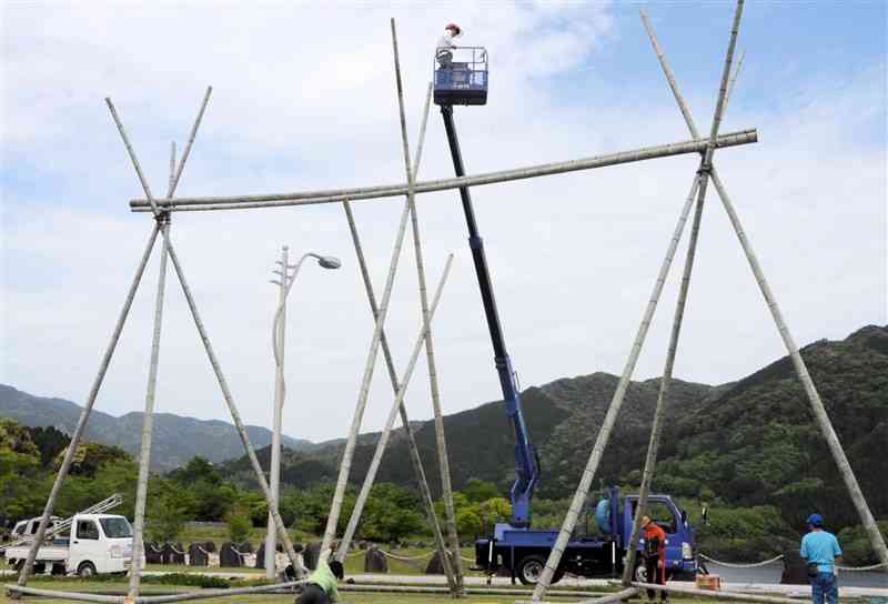 高所作業車などを使って組み立てられる竹製の巨大ブランコ＝菊池市