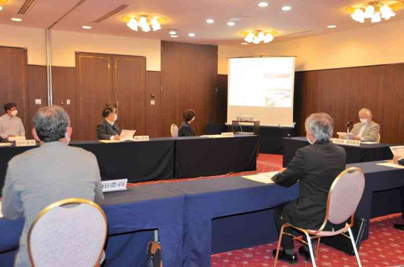 県が地下水涵養指針の改正の必要性を示した検討部会＝24日、熊本市中央区