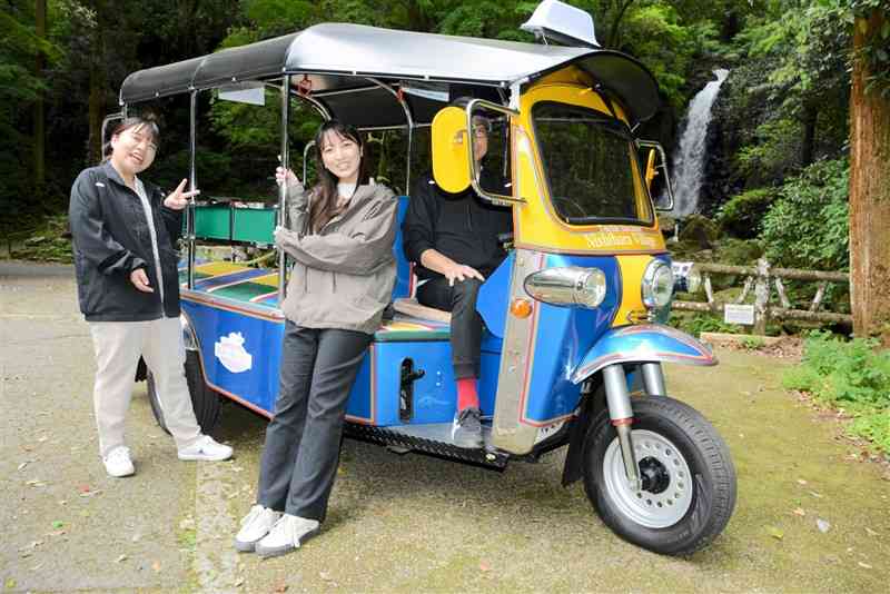 白糸の滝の見物に三輪タクシーの利用を呼びかける西原村観光協会の職員たち＝西原村