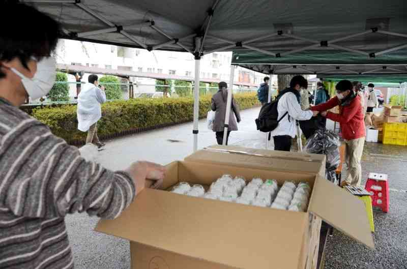 学生向けの食料などの無料配布会で人気だった卵＝今年2月、熊本市中央区