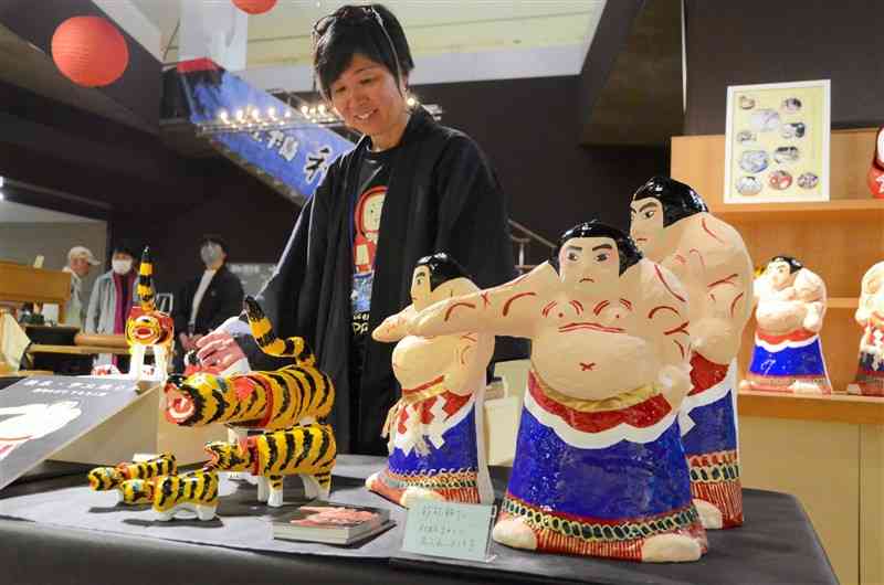 「宇土張り子」の相撲人形や虎が並ぶ宇土半島「和」の職人展＝熊本市中央区