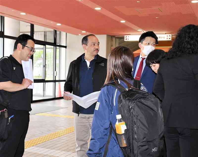 「熊本マスターズジャパン」が開催される県立総合体育館を視察する世界バドミントン連盟のセルバアムレシュ氏（左から2番目）＝25日、熊本市西区