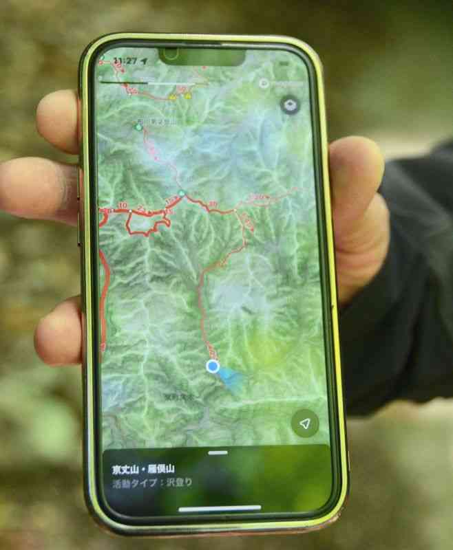 電波が届きにくい山中でも現在地を確認できる登山地図アプリ「YAMAP」＝八代市