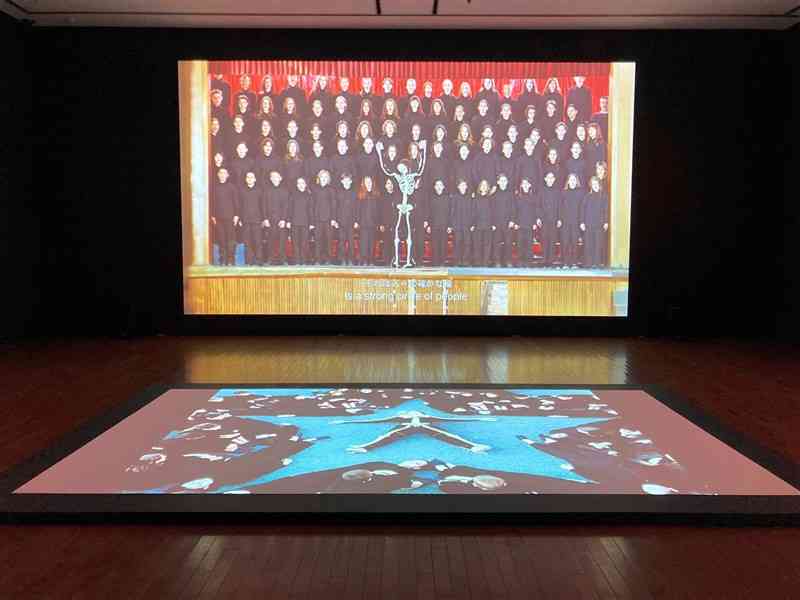 「未来のための記憶庫」展で展示されるマリーナ・アブラモヴィッチさんの作品＝熊本市中央区