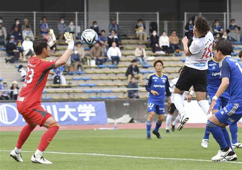 町田－熊本　後半、ヘディングでゴールを決める熊本・石川（18、右から2人目）＝Gスタ