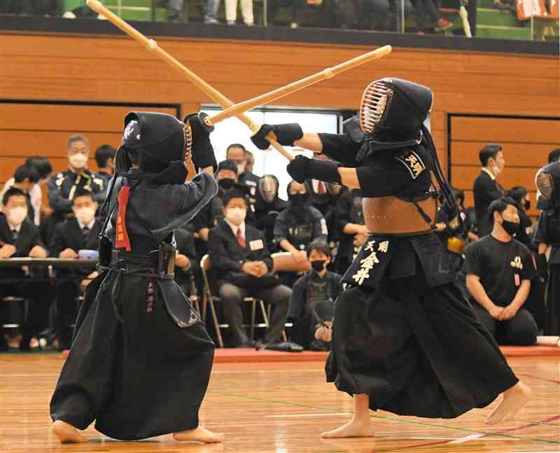 小学高学年の部で熱戦を繰り広げる選手たち＝29日、熊本市