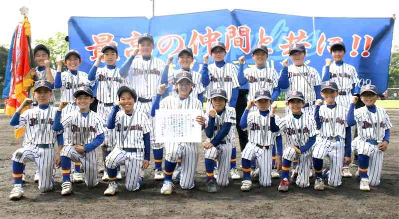 優勝した熊本ブルーマーリンズの選手たち＝県民総合運動公園