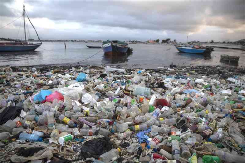 カリブ海の国、ハイチの海岸をおおうプラスチックごみ。世界各地で海の汚染が問題になっています＝2022年（AP＝共同）
