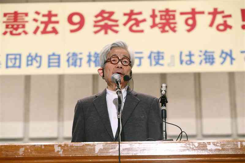 戦後の日本の平和主義を大切に考えた（A）さんは、憲法9条の意味を変えようとする政府を強く批判しました＝2014年