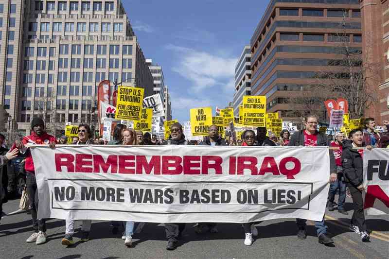 イラク戦争開始20年に合わせ、戦争に反対する人々がアメリカのワシントンで行ったデモ＝3月（ゲッティ＝共同）