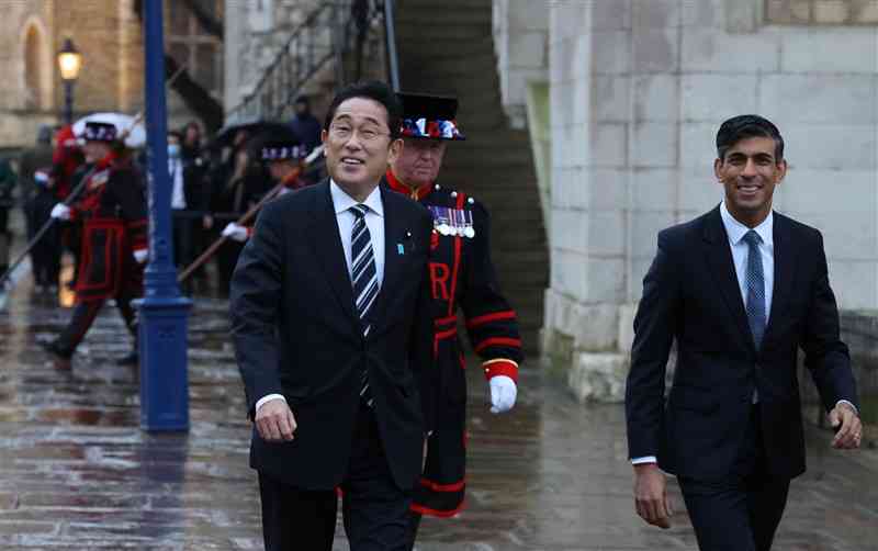 岸田文雄首相（左）との会談などを終え、いっしょに歩く（B）の首相＝1月（共同）