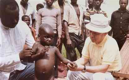 根絶宣言後の１９８０年代に、アフリカ・コンゴ（当時ザイール）で診療する蟻田功さん（本人提供）