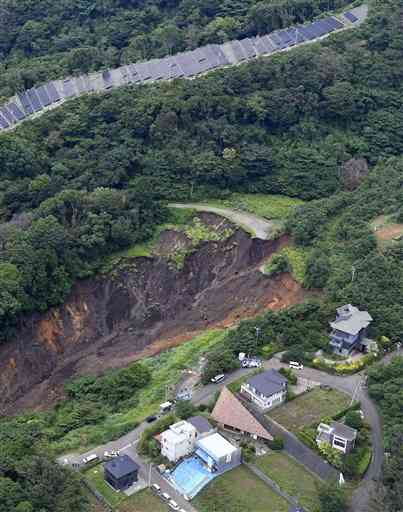 静岡県熱海市で発生した大規模土石流の起点付近。奥はメガソーラー＝2021年7月