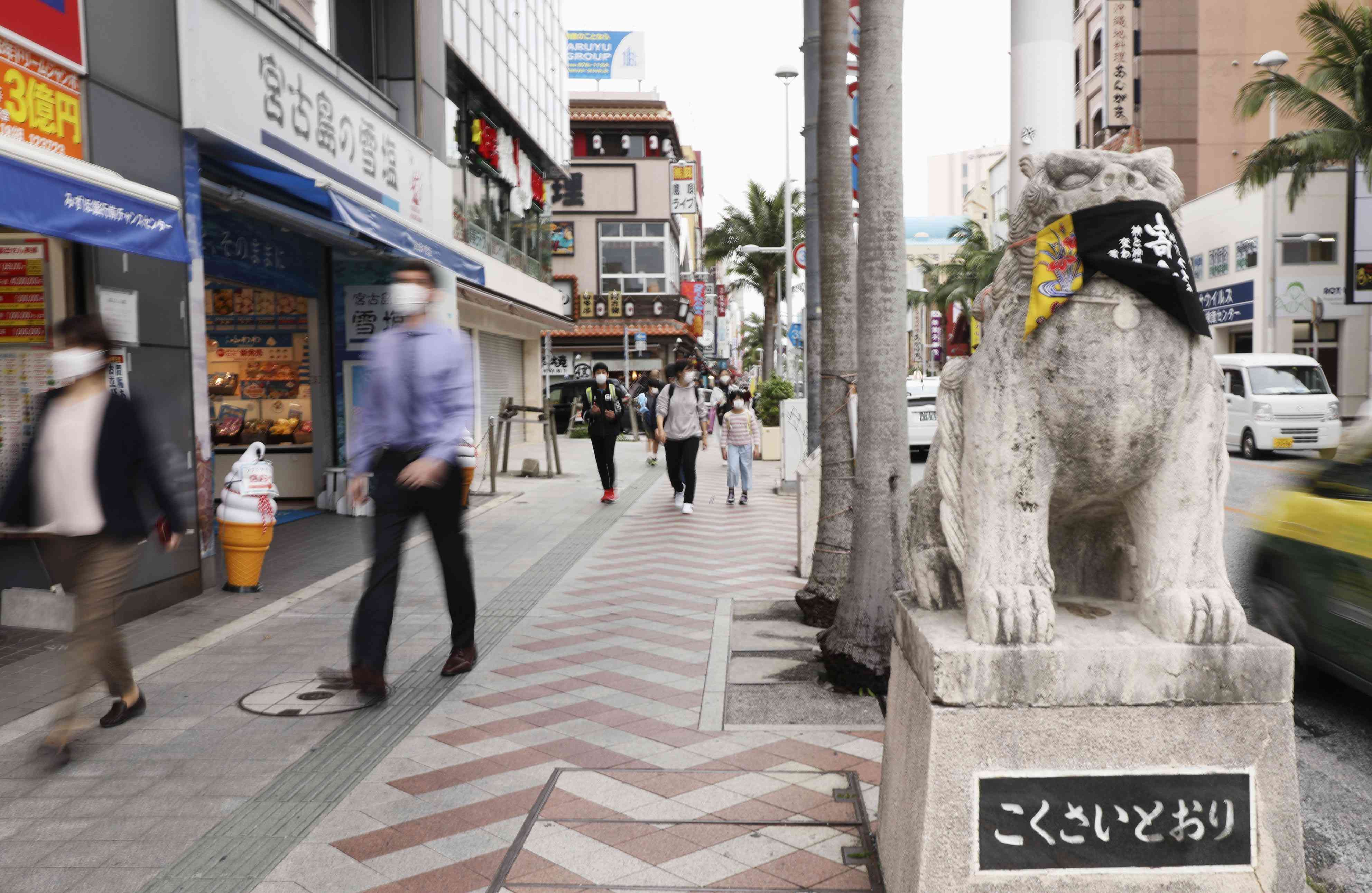 感染者が急増した沖縄県で、那覇（なは）市の中心部の国際（こくさい）通りをマスク姿（すがた）で歩く人たち＝５日