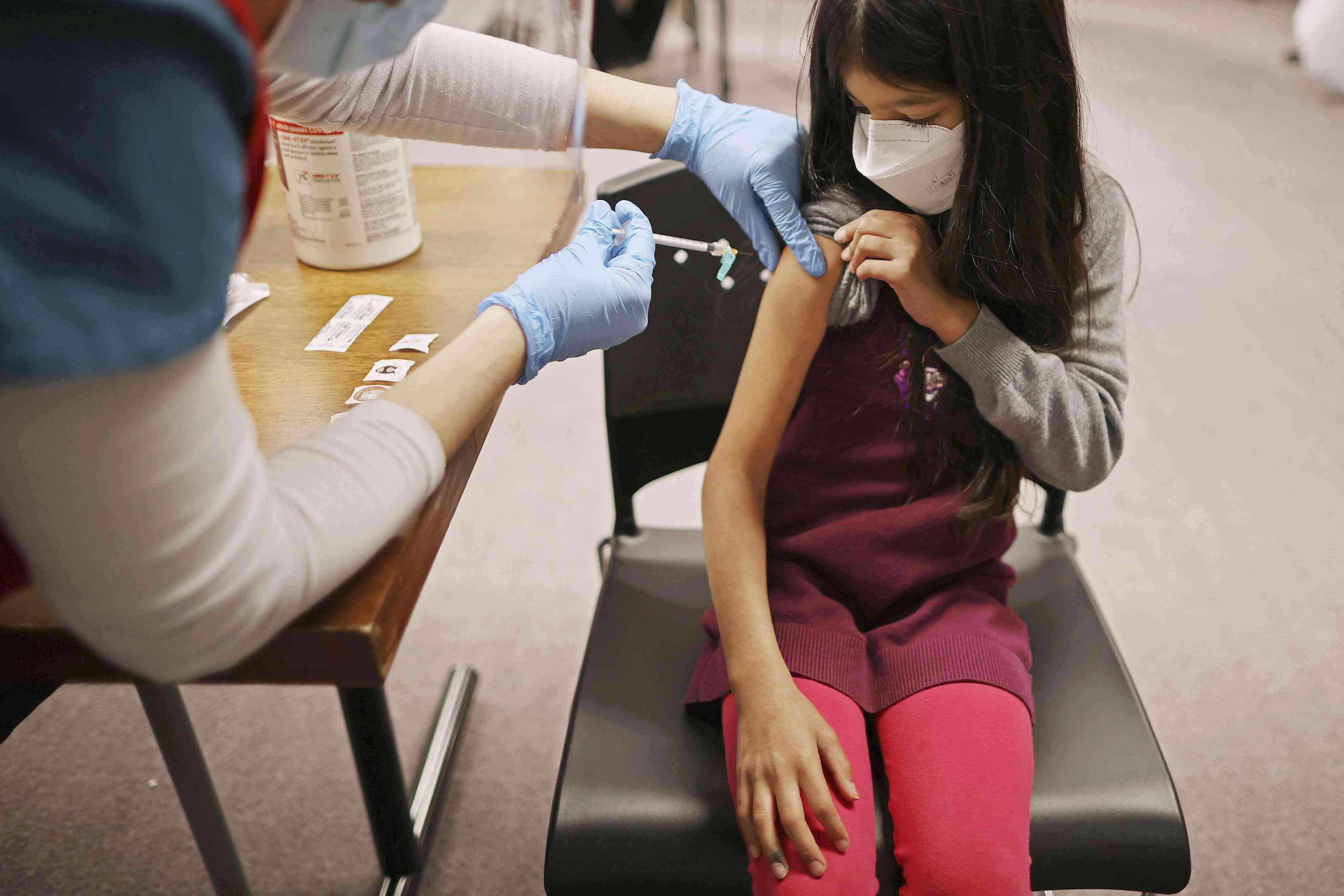 新型コロナウイルスのワクチン接種を受ける子ども＝２０２１年１１月、米バージニア州（ゲッティ＝共同）
