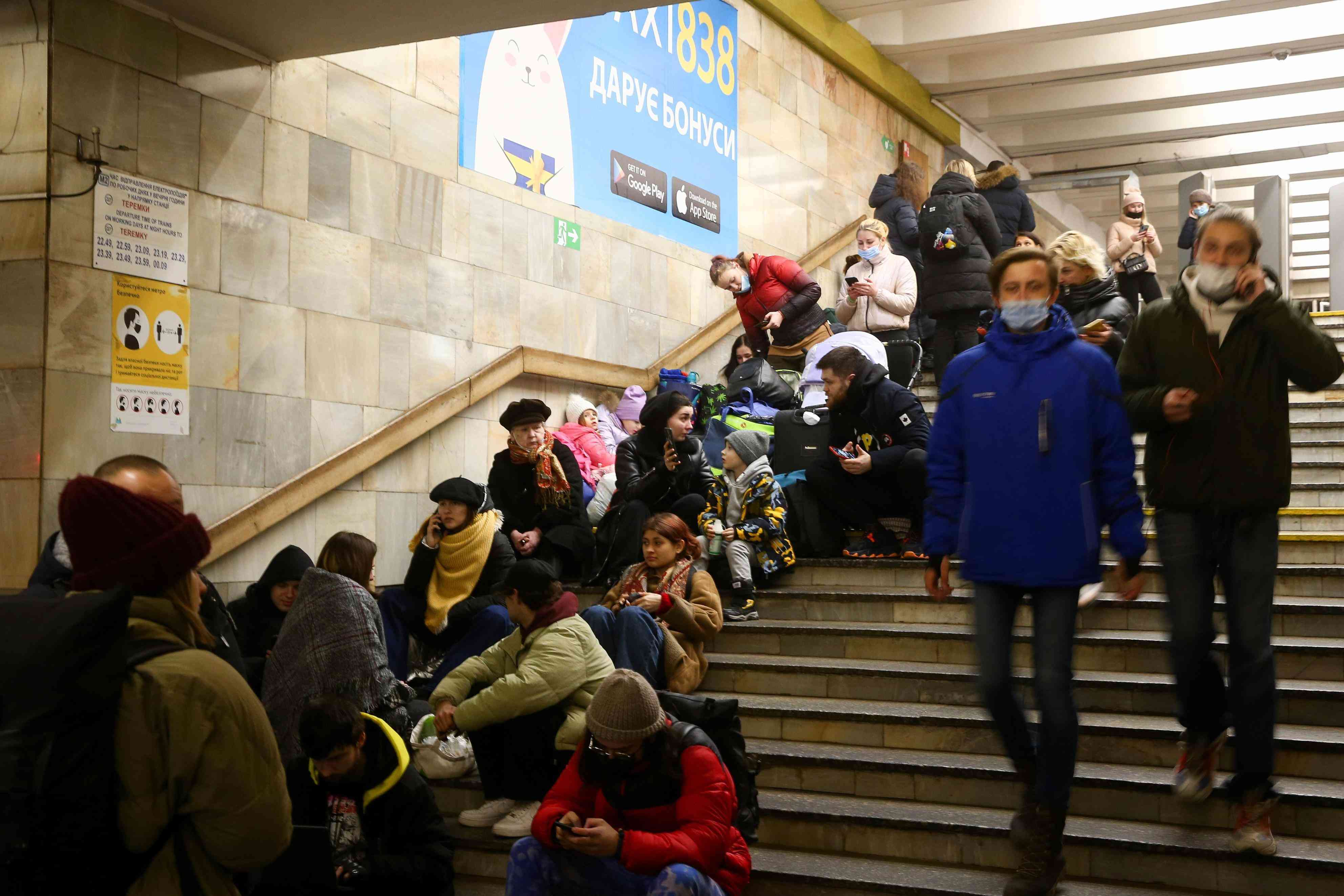 ２月２４日、ウクライナの首都キエフで地下鉄の駅に避難する人々（ゲッティ＝共同）