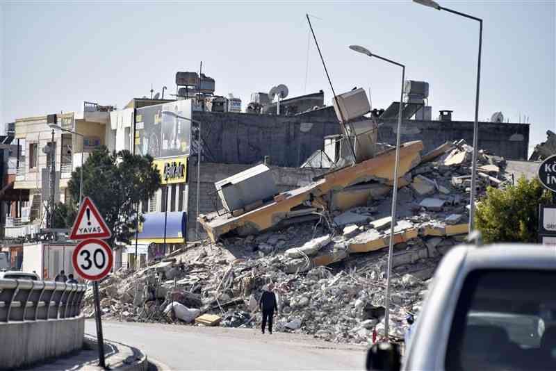 大地震で崩壊した建物＝2月、トルコ南部（共同）