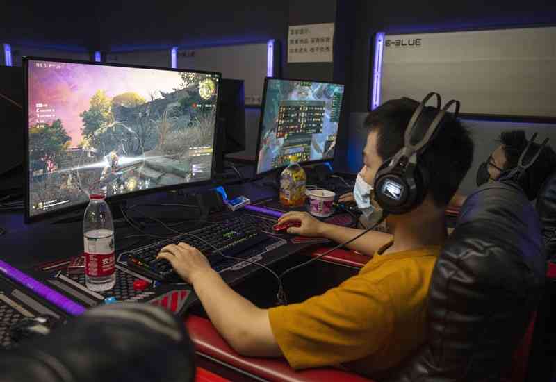 中国のゲームセンターでオンラインゲームをする人たち。中国では18歳（さい）未満の子には週3時間以内しかゲームをさせてはいけないというルールを国が定めました＝2021年（ゲッティ＝共同）