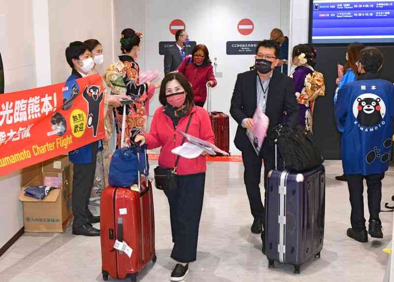 台北からのチャーター便で熊本空港に到着した旅行者ら。定期便化には熊本からの利用者を増やすことが課題となる＝3月23日、益城町（鹿本成人）