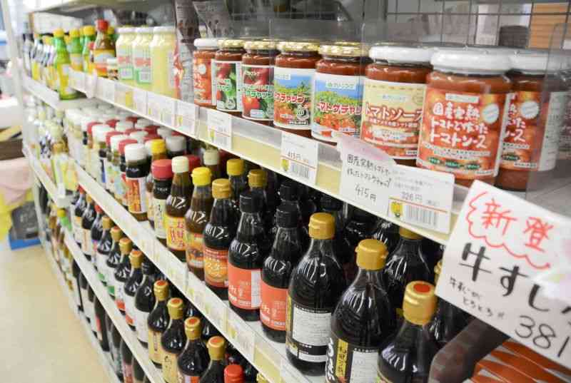 グリーンコープ生協くまもとの商品棚。リユース可能な瓶詰めの商品が並ぶ＝熊本市南区