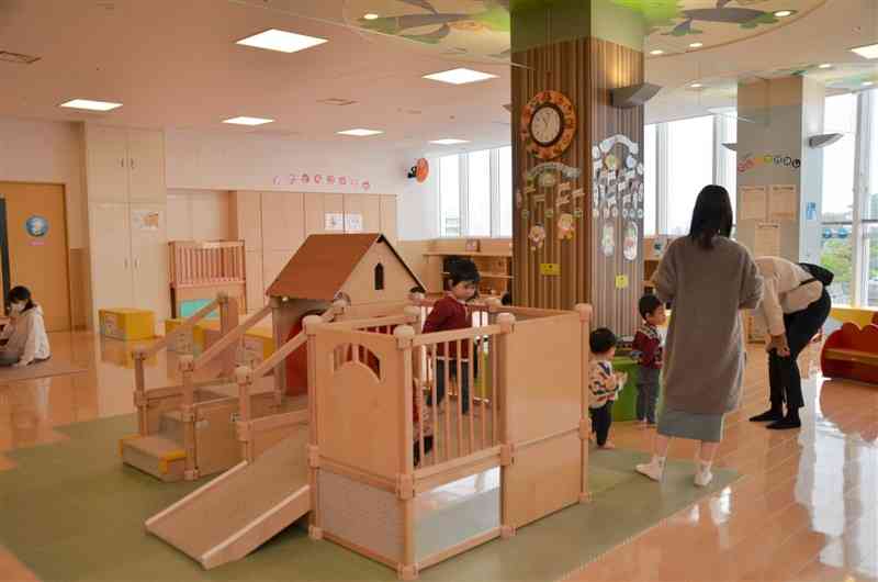 遊具やおもちゃのそろう室内で過ごす親子＝4月下旬、兵庫県明石市のあかし子育て支援センター