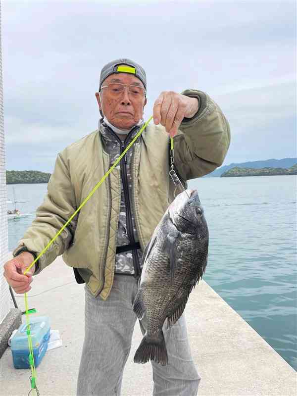46センチのチヌを釣り揚げた中田俊雄さん＝天草市倉岳町の宮田漁港
