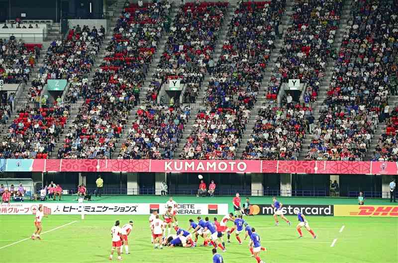 ラグビーW杯のフランス－トンガには多くの観客が詰めかけた＝2019年10月6日、熊本市東区のえがお健康スタジアム（小野宏明）
