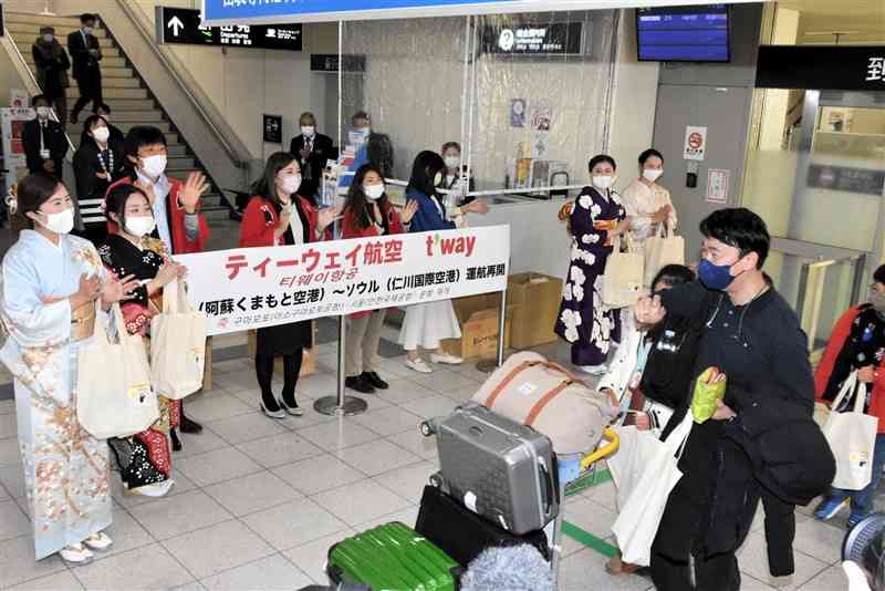 今年1月にティーウェイ航空のソウル定期便が再開し、県職員らの出迎えを受ける韓国からの観光客＝益城町