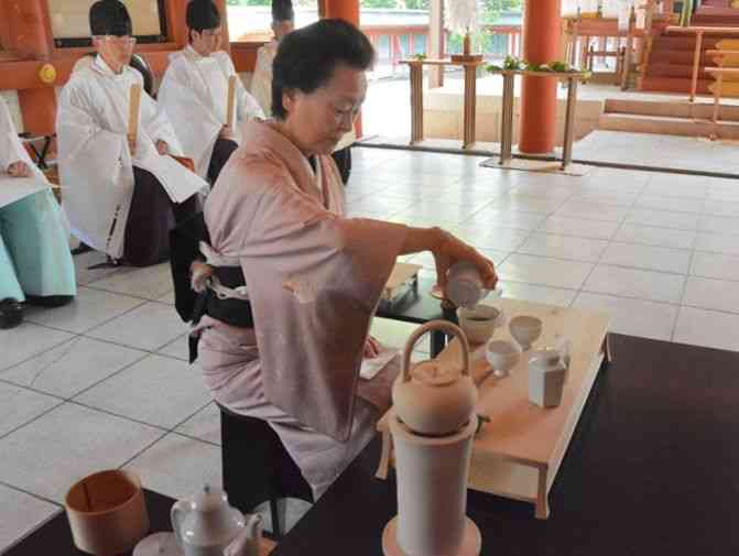 献茶祭でお点前を披露する煎茶道東阿部流の福岡翠千代表＝2日、熊本市