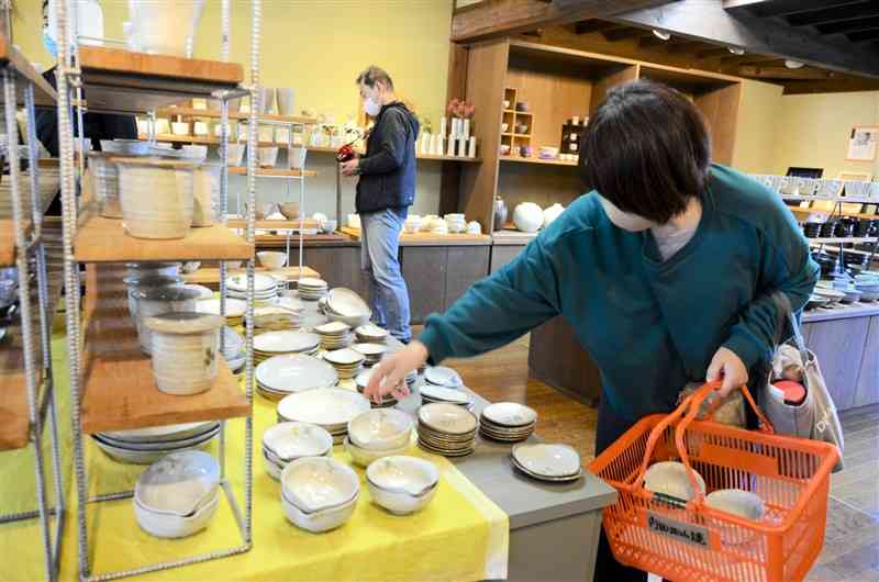 内田皿山焼で好みの器を探す買い物客＝苓北町