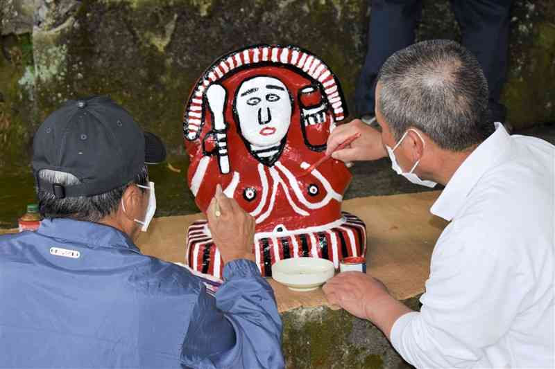 パレード前の田の神さあの化粧直し。赤や白色の鮮やかさが増した