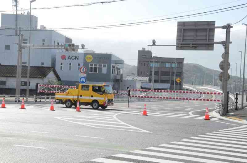 強風で通行止めとなり、ゲートが閉じられた天草未来大橋＝8日午前8時過ぎ、天草市（平井智子）