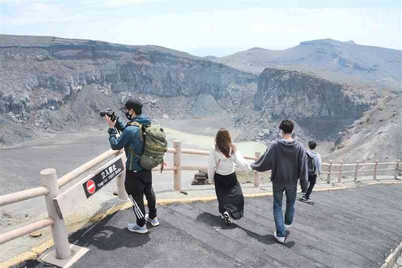 阿蘇中岳火口の見学エリアで再開した新しい遊歩道を歩く観光客＝阿蘇市