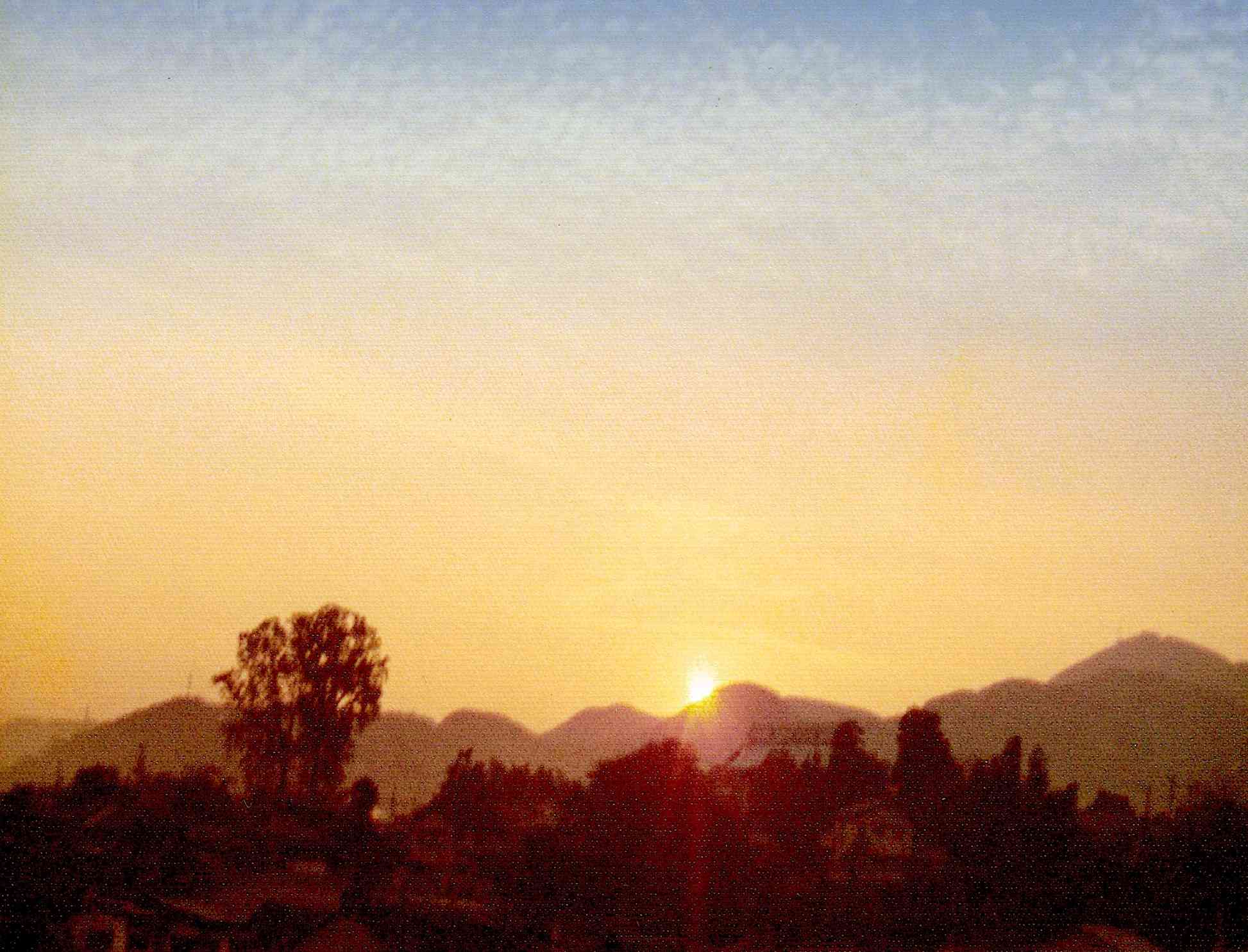 予備校寮の窓から撮った夕陽。右端が金峰山＝1976年