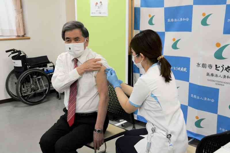 6回目の新型コロナワクチンを接種する蒲島郁夫知事＝9日、熊本市中央区
