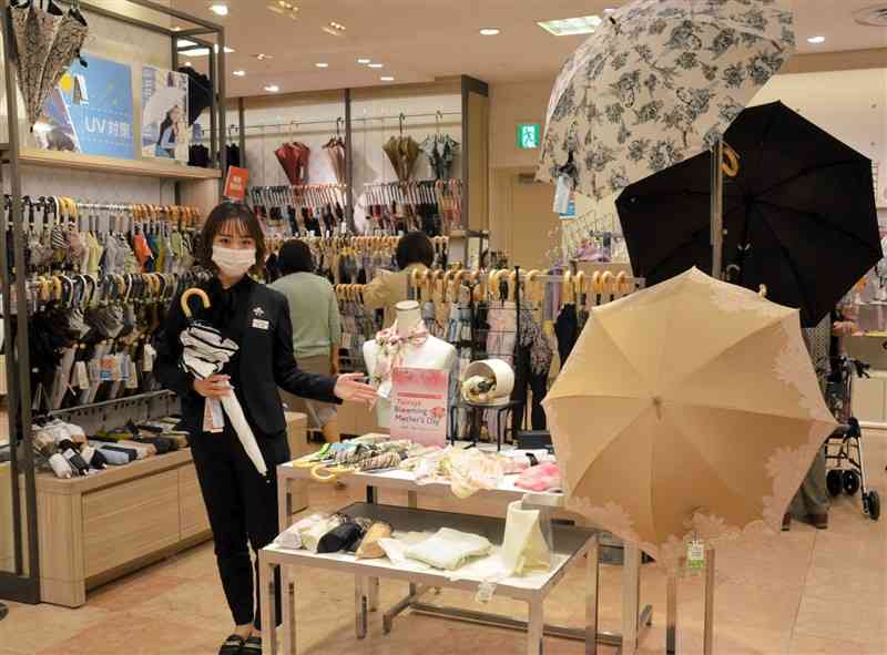 14日の「母の日」に向けて日傘売り場を充実させている鶴屋百貨店＝熊本市中央区