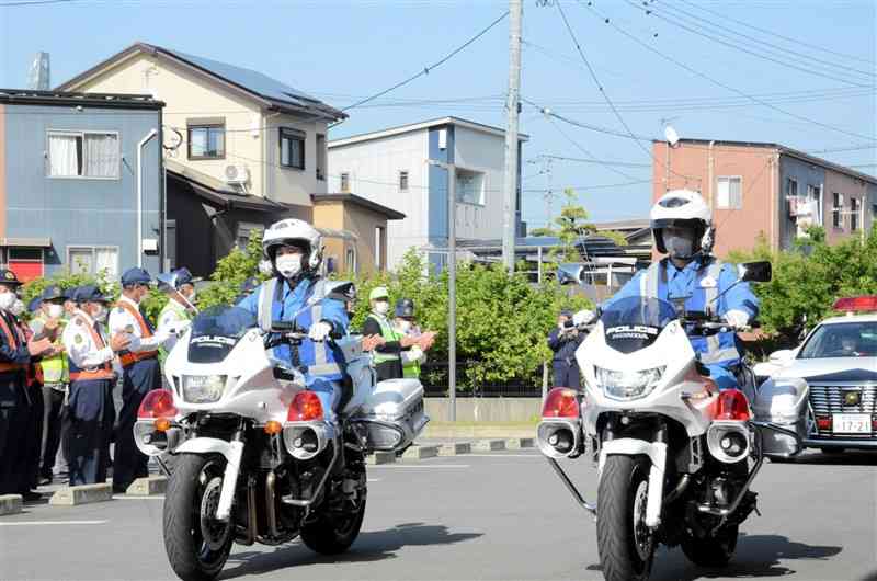 春の全国交通安全運動でパトロールに出動する県警交通機動隊員ら＝10日、熊本市北区