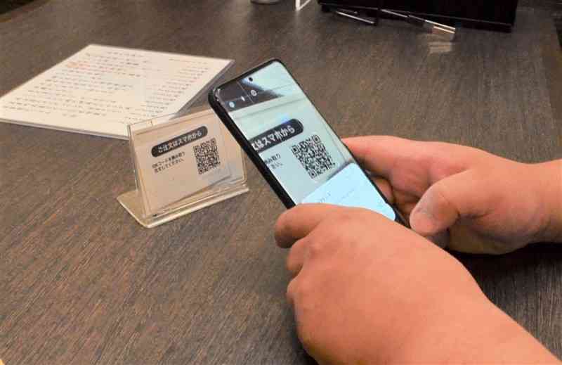 コロナ禍で広がった「非接触」。熊本市内の飲食店では、客がスマートフォンでQRコードを読み取り注文するシステムも