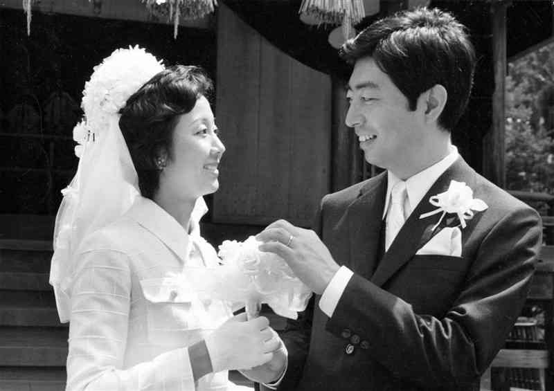 泰勝寺跡のご祠堂で挙げた二人だけの結婚式＝1971年9月9日