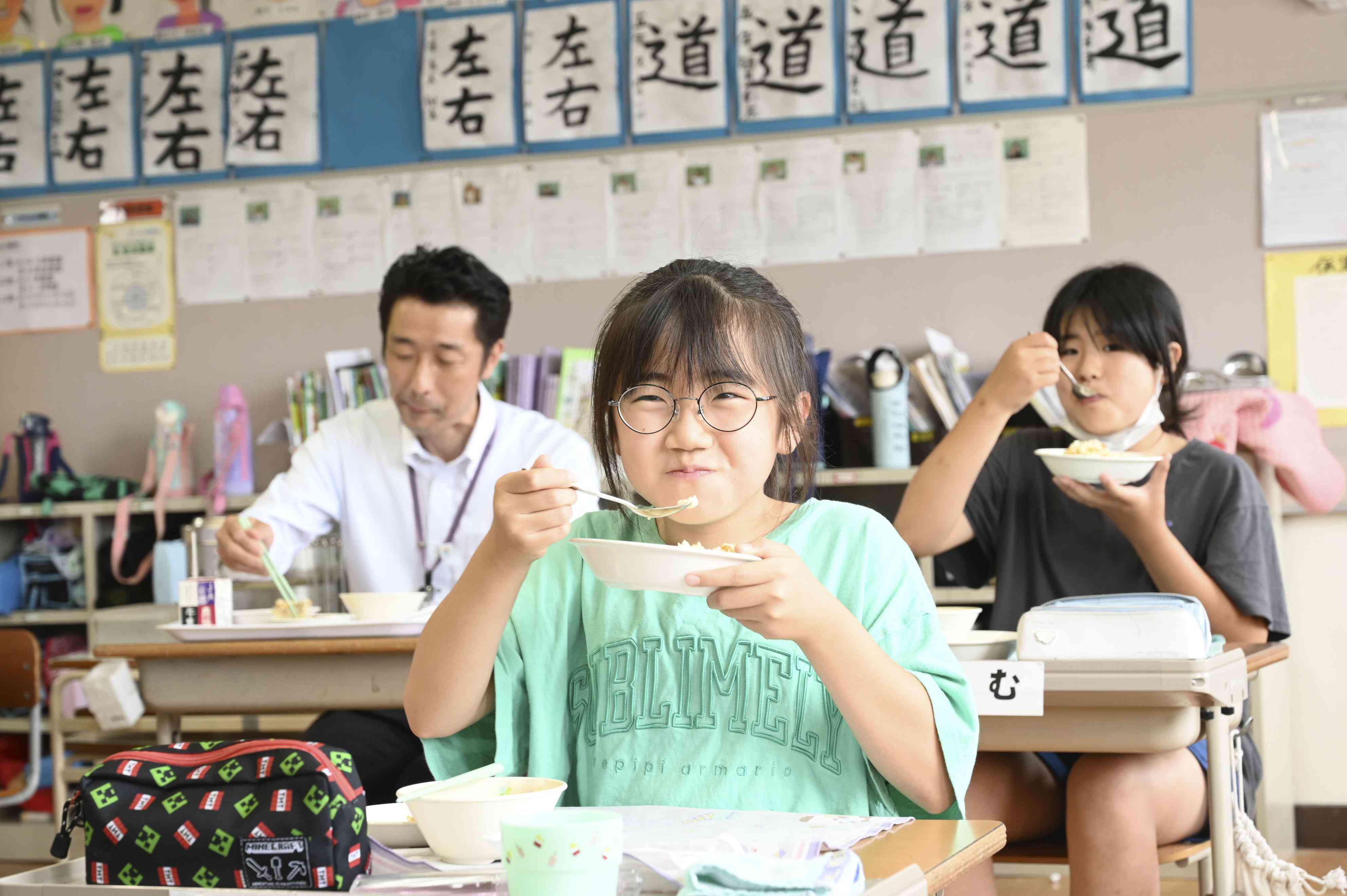 オーガニック給食への取り組みを進める京都府亀岡市で、有機米を使った給食を食べる児童（同市提供）