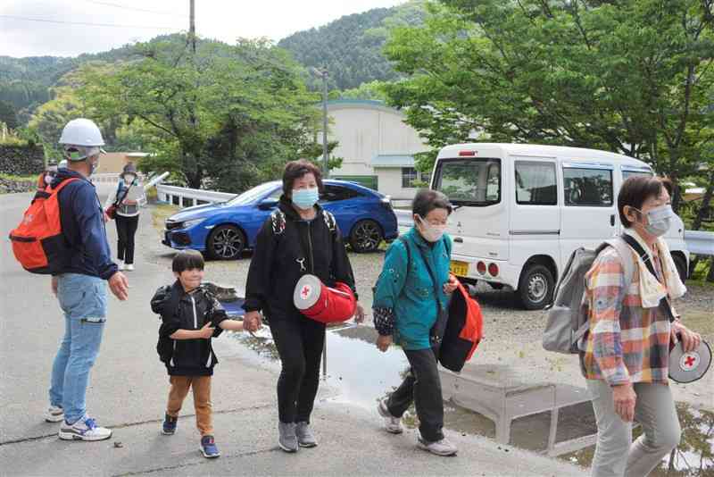 土砂災害の発生を想定した訓練で、1次避難場所から公民館に向かう小川集落の住民たち＝球磨村