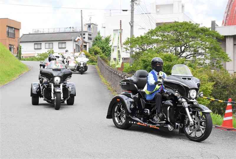 交通安全を訴えながらパレードした「肥後ハーレー会」と山都地区交通安全協会のメンバーら＝山都町