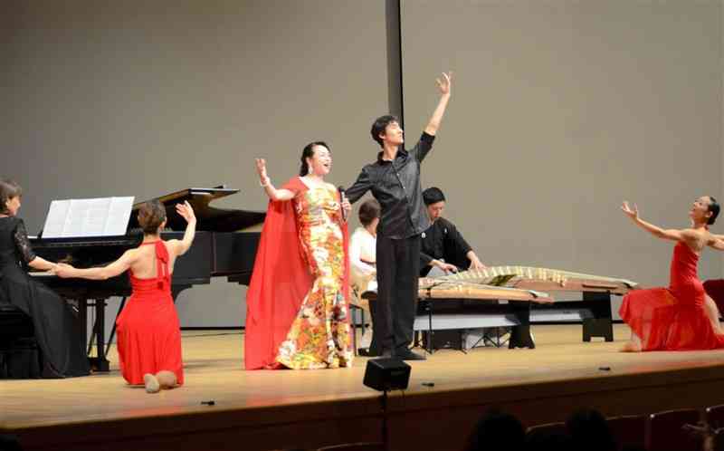 フィナーレの「踊り明かそう」を歌い上げる福島由記さん（中央左）と藤田勇人さん（同右）＝熊本市中央区