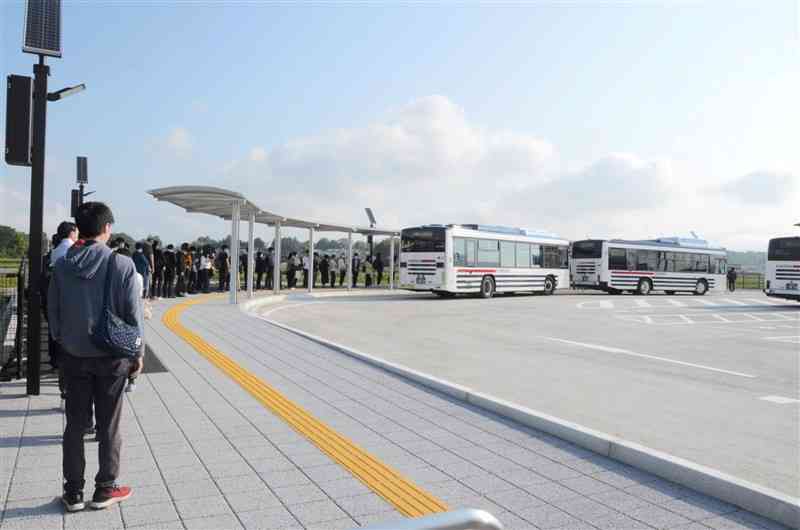 JR原水駅北口に整備され、供用が始まった「バス転回広場」＝菊陽町