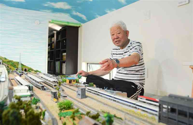 縦2メートル、横3メートルの鉄道ジオラマを制作した小松伸行さん＝熊本市西区の自宅
