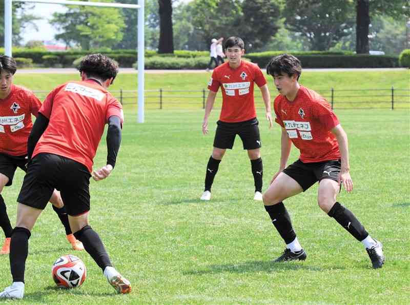 仙台戦に向けて調整する熊本のFW松岡瑠夢（右）ら＝県民総合運動公園ラグビー場