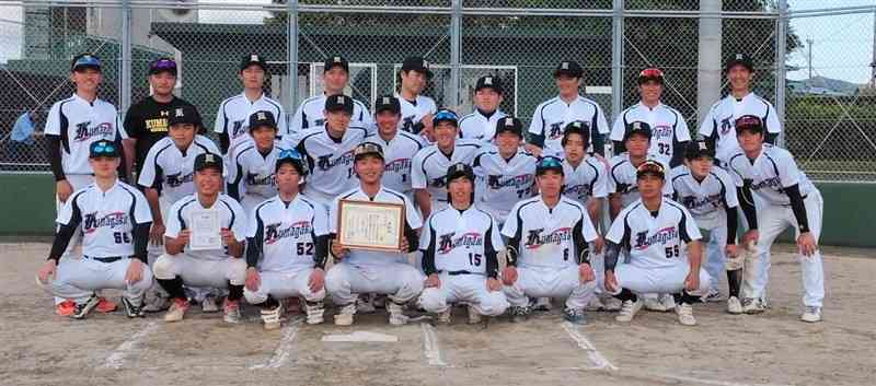 九州地区大学男子ソフトボール春季大会で準優勝した熊本学園大の選手たち（チーム提供）