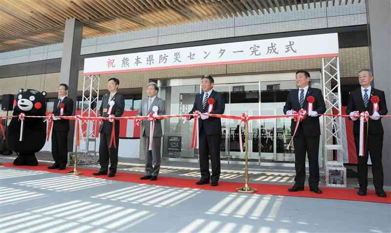 新庁舎「防災センター」の完成式で、テープカットをする蒲島郁夫知事（中央）ら＝17日、熊本市中央区
