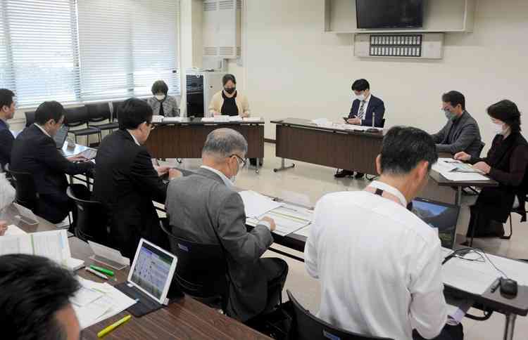 2022年度の熊本市職員の懲戒処分件数などを報告した市職員倫理審議会＝17日、市役所
