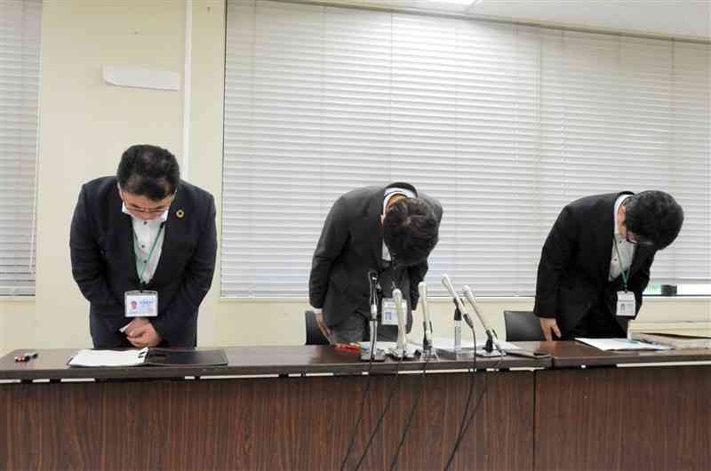 男性教諭の懲戒免職処分を発表し、陳謝する熊本市教育委員会の幹部ら＝18日、市役所